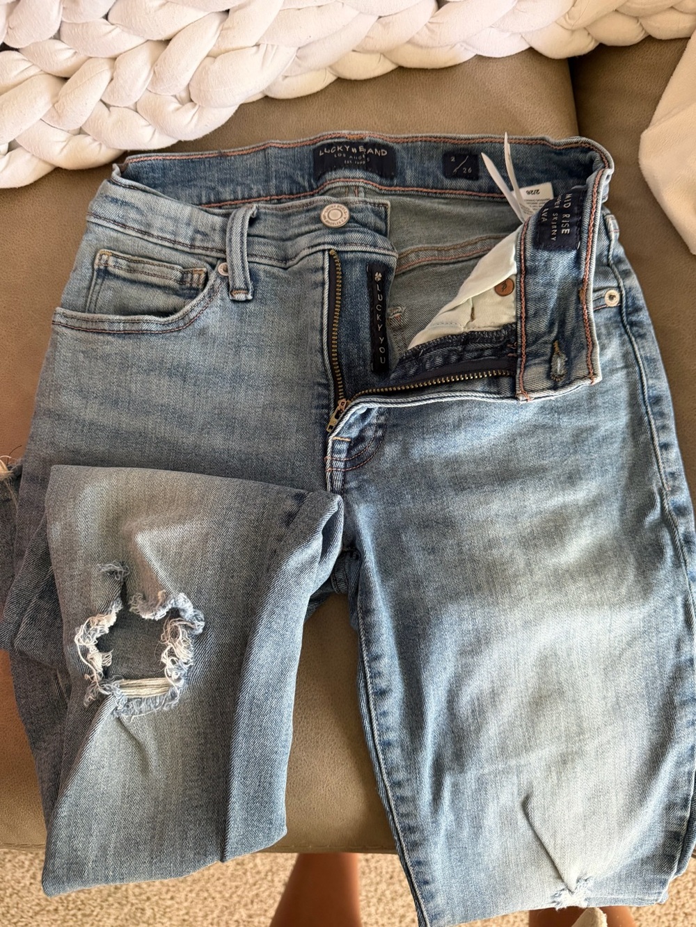 Vintage Lucky Brand Light Wash Skinny Jeans with Distressed Knee